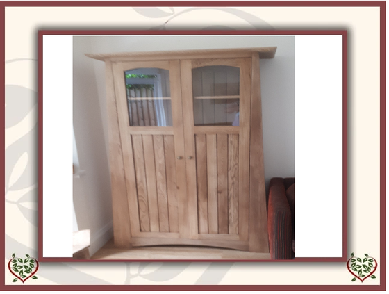 SPECIAL ARTIZAN 2 DOOR OAK DISPLAY STORAGE CUPBOARD