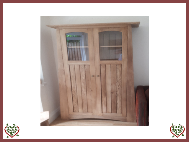 SPECIAL ARTIZAN 2 DOOR OAK DISPLAY STORAGE CUPBOARD