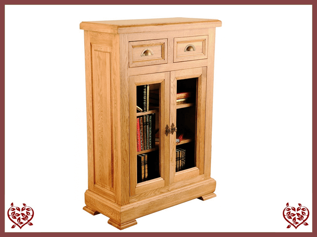 MANOR OAK DISPLAY CABINET – 2 DOORS/2 DRAWERS | Paul Martyn Furniture UK