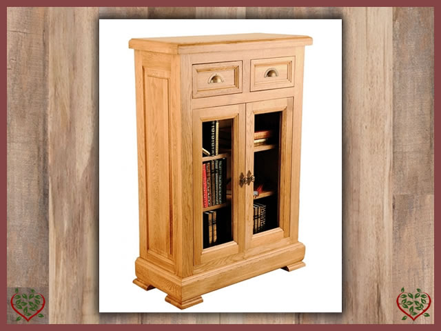 MANOR OAK DISPLAY CABINET – 2 DOORS/2 DRAWERS | Paul Martyn Furniture UK